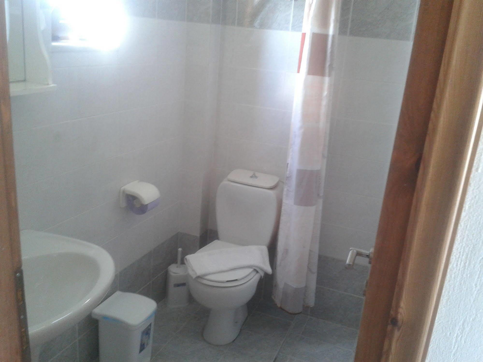 Angela Apartment Kato Daratso